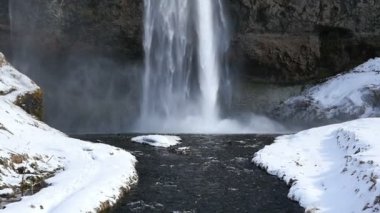 Slowmotion Seljalandsfoss şelale eğimli atış