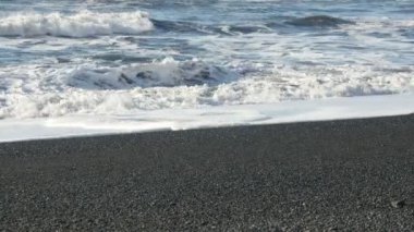 Kırma siyah kum plaj dalgalar