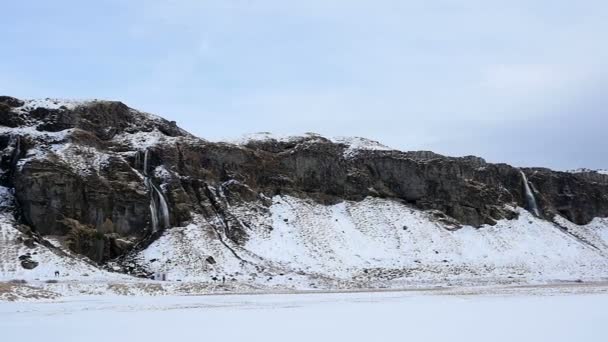 Slowmotion Seljalandsfoss toma de la sartén de cascada — Vídeo de stock