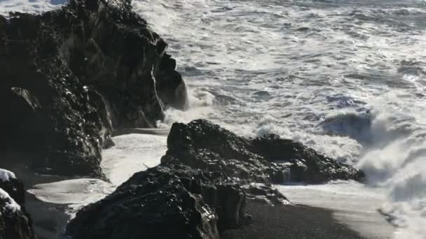 Волны, обрушившиеся на побережье — стоковое видео