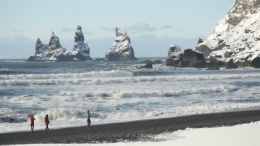 Slowmotion dalgalar ve üç Pinnacles Vik insanlara