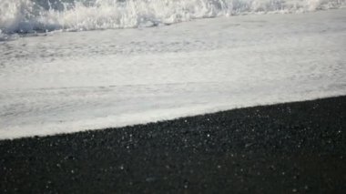 Bulanık plajı ile dalgalar breaking Slowmotion