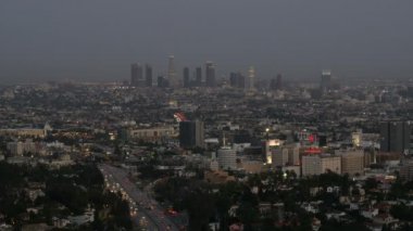 Alacakaranlıkta Los Angeles manzarası