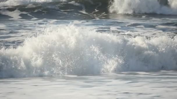Сломанные океанские волны — стоковое видео