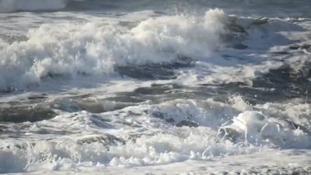 Slowmotion ocean waves breaking — Stock Video