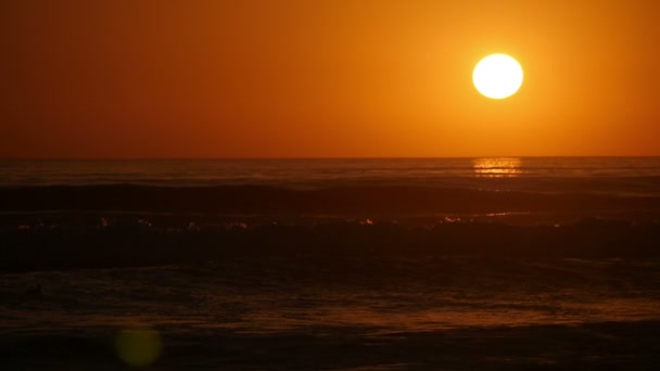 Slowmotion vågor vid solnedgången — Stockvideo