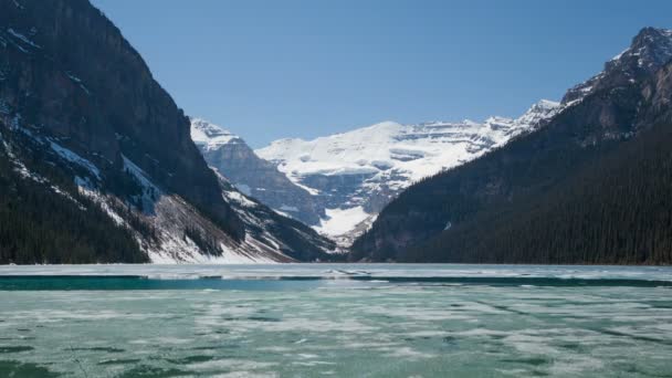 Чистый тающий лед в озере — стоковое видео