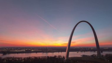 Zaman atlamalı St Louis Gateway Arch gökyüzü görünümü