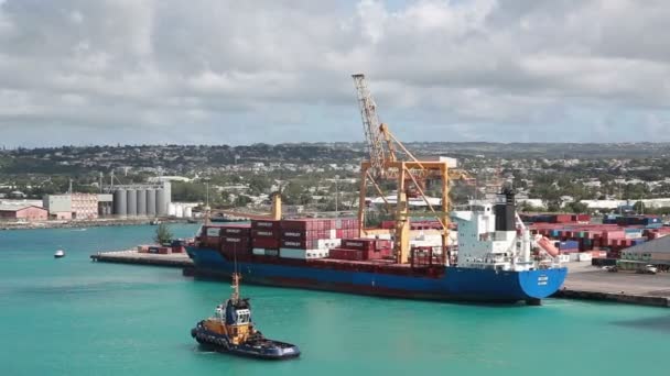 Vyjmutí nákladní lodi z doku — Stock video