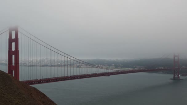 Time lapse Golden Gate Bridge med dimma zooma ut — Stockvideo