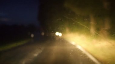 Yağmur ile gece boş yol