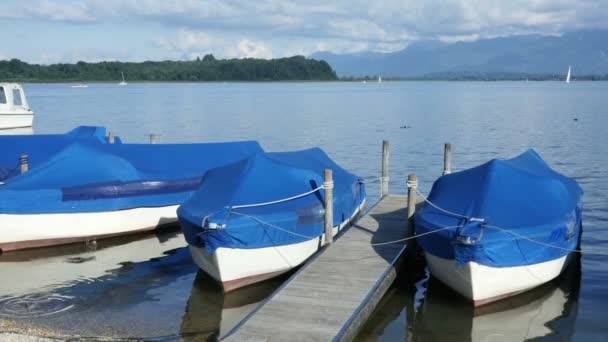 Barco con reflejo de agua — Vídeos de Stock