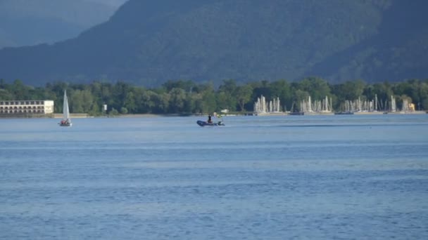 Opblaasbare rubberboot dobbert op meer — Stockvideo