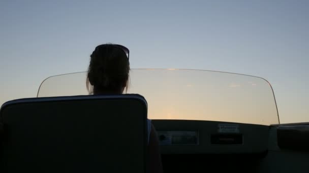Μηχανοκίνητο σκάφος γυναίκα στο ηλιοβασίλεμα — Αρχείο Βίντεο