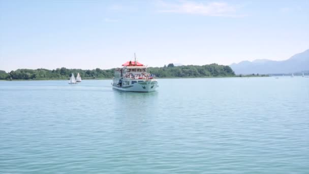 Туристический крейсер в Кимзее — стоковое видео