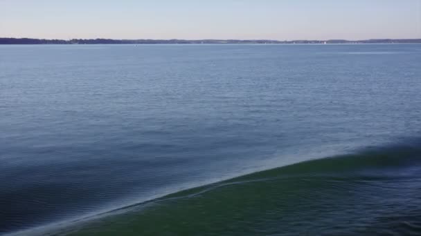 Réveil bateau à moteur sur le lac 