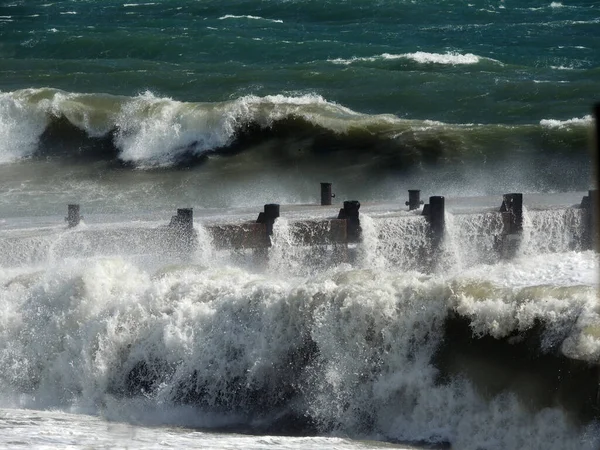 Denizde Fırtına Deniz Dalgaları Dalgalar Sahile Çarpıyor — Stok fotoğraf