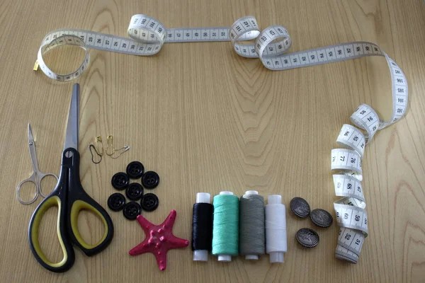 Masadaki dikiş araçları ve düğmeler