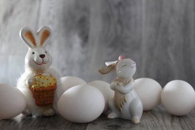 Paskalya tavşanı ve beyaz tavuk yumurtası.