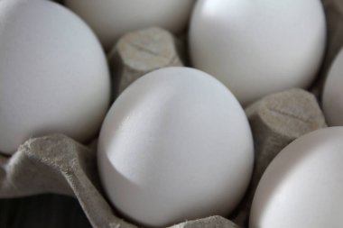 Masadaki beyaz tavuk yumurtaları.