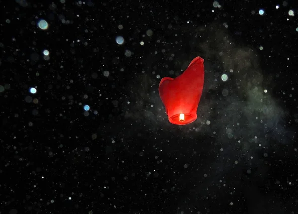 Linterna China Forma Corazón Sobre Fondo Del Cielo Nocturno —  Fotos de Stock