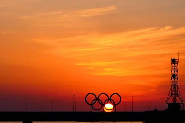 Gün batımında olimpiyat halkalarının silueti