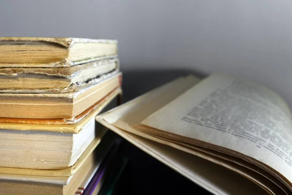 Masada yığınla kitap var.