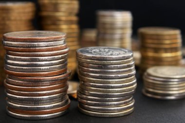 Bozuk para yığınları siyah arkaplanı kapatır