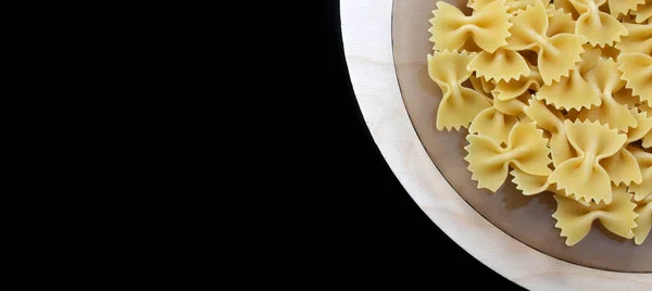 Farfalle yakın plan, üst görüş, siyah arka plan