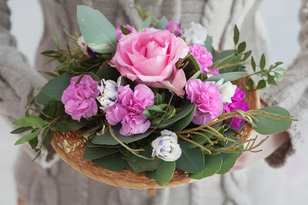 yaban gülü rustik buket, karanfil yeşil ile okaliptüs yaprakları.