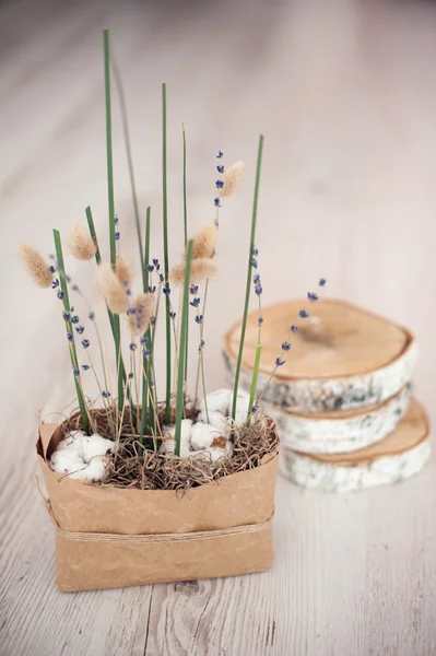 Composição da flor com algodão, lavanda e grama verde — Fotografia de Stock