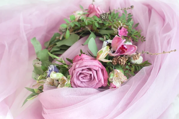 美丽的花花环五颜六色鲜花盛开在粉红色的面纱 — 图库照片