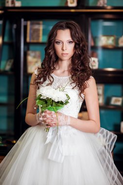 Lüks otel odasında güzel bir gelin.