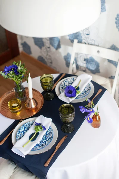 Ajuste de mesa con anémonas azules —  Fotos de Stock