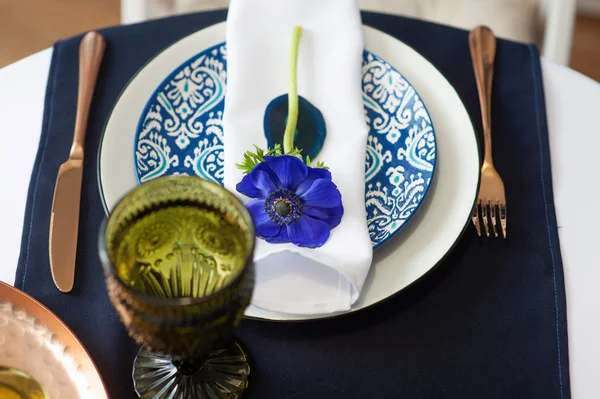 Ajuste de mesa con anémonas azules —  Fotos de Stock