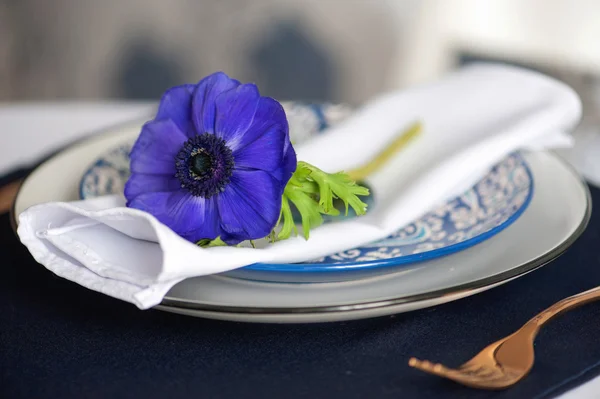 De instelling van de tabel met blauwe anemonen — Stockfoto