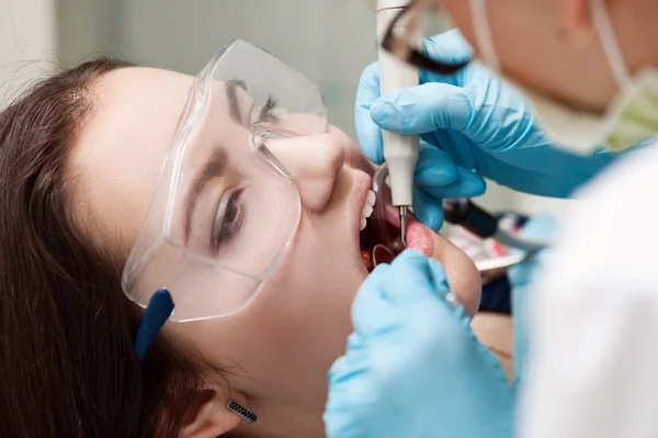 歯医者さんで検診の時に口を開けて女性. — ストック写真