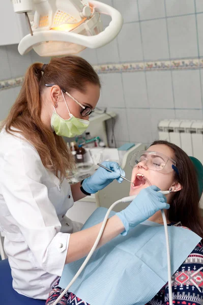 Mujer dentista en el trabajo con el paciente — Foto de Stock