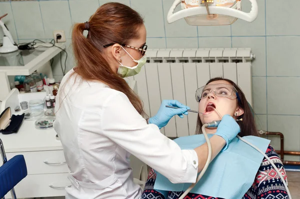 Mujer dentista en el trabajo con el paciente — Foto de Stock