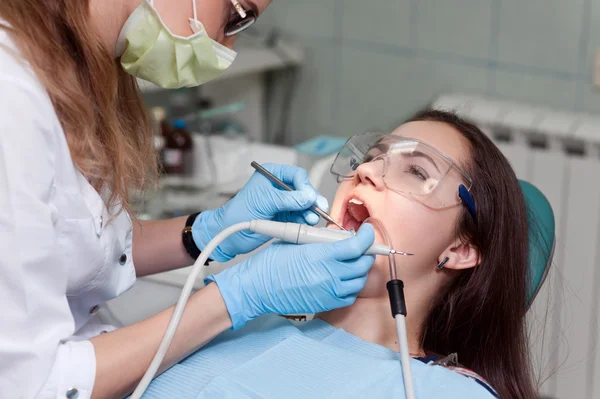 Mujer dentista en el trabajo con el paciente — Foto de Stock