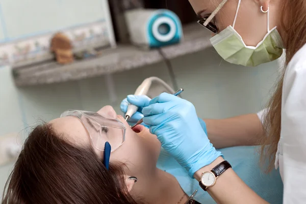 Mujer dentista en el trabajo con el paciente — Foto de Stock