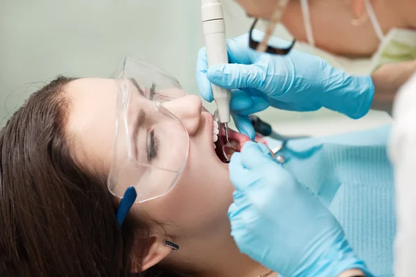 Dentista donna al lavoro con paziente — Foto Stock