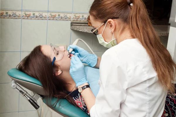 Mujer dentista en el trabajo con el paciente — Foto de Stock