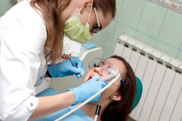 Mujer dentista en el trabajo con el paciente — Foto de Stock
