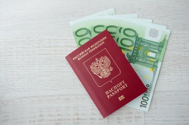 Rus pasaportu euro banknot yığını üzerinde yatıyor