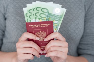 bir pasaport ile Euro banknot tutmak el. 