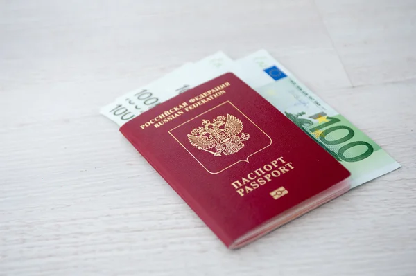 Paszport rosyjski leży na stos banknotów euro — Zdjęcie stockowe