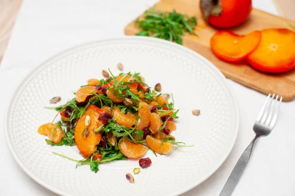 Frischer Salat Mit Obst Und Gemüse Auf Weißem Hintergrund Nahaufnahme — Stockfoto