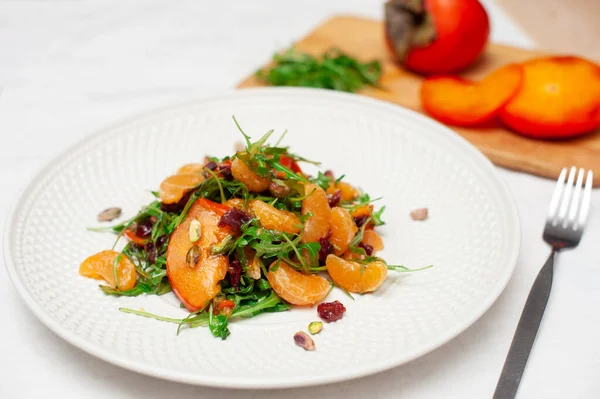 Salade Fraîche Avec Fruits Légumes Sur Fond Blanc Fermer Aliments — Photo