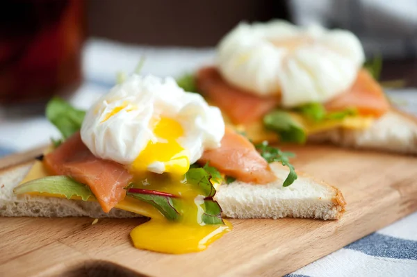 Gepocheerde Eieren Met Zalm Geroosterd Brood Stockfoto